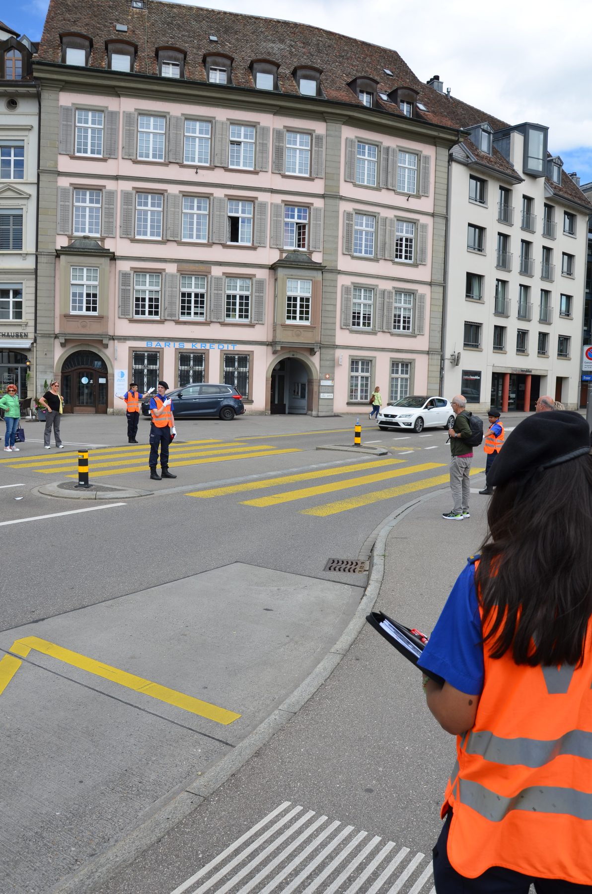 Verkehrskadettin regelt den Verkehr an einer Kreuzung