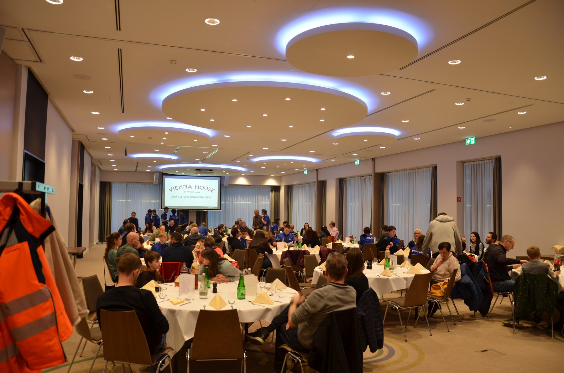 Saal mit Mitgliedern und Gästen an der Generalversammlung 2024