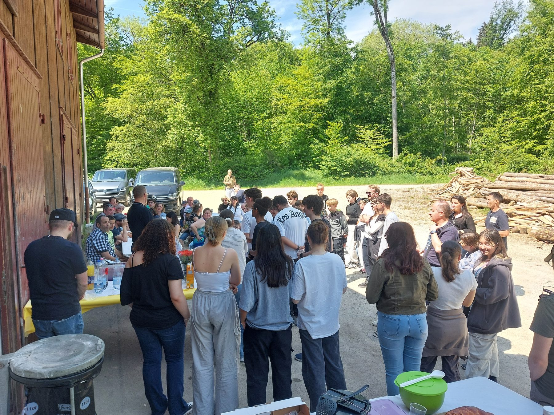 Mitglieder beim gemeinsamen Grillfest 2024