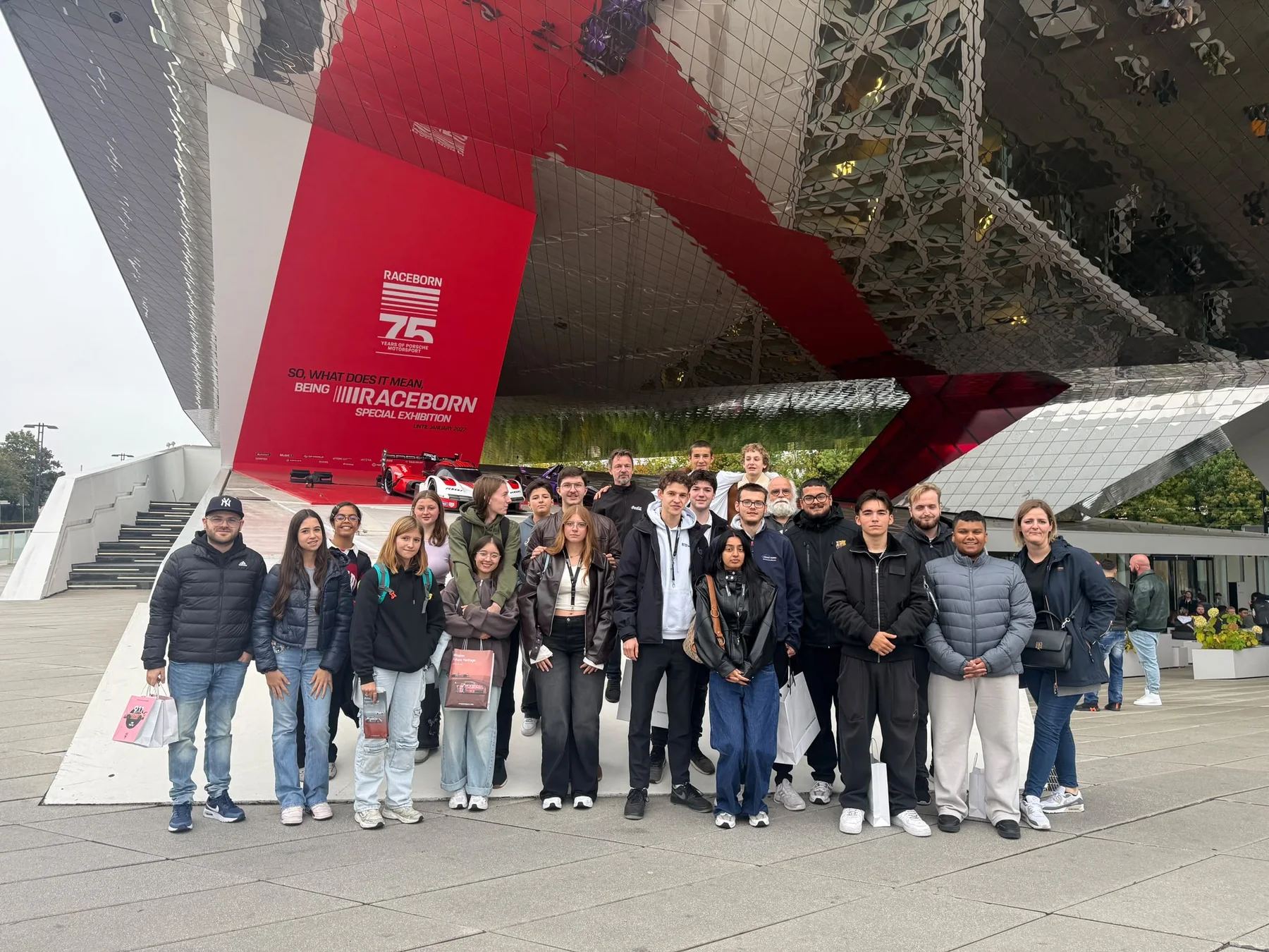 Gruppe der Verkehrskadetten Schaffhausen vor dem Porsche-Museum in Stuttgart