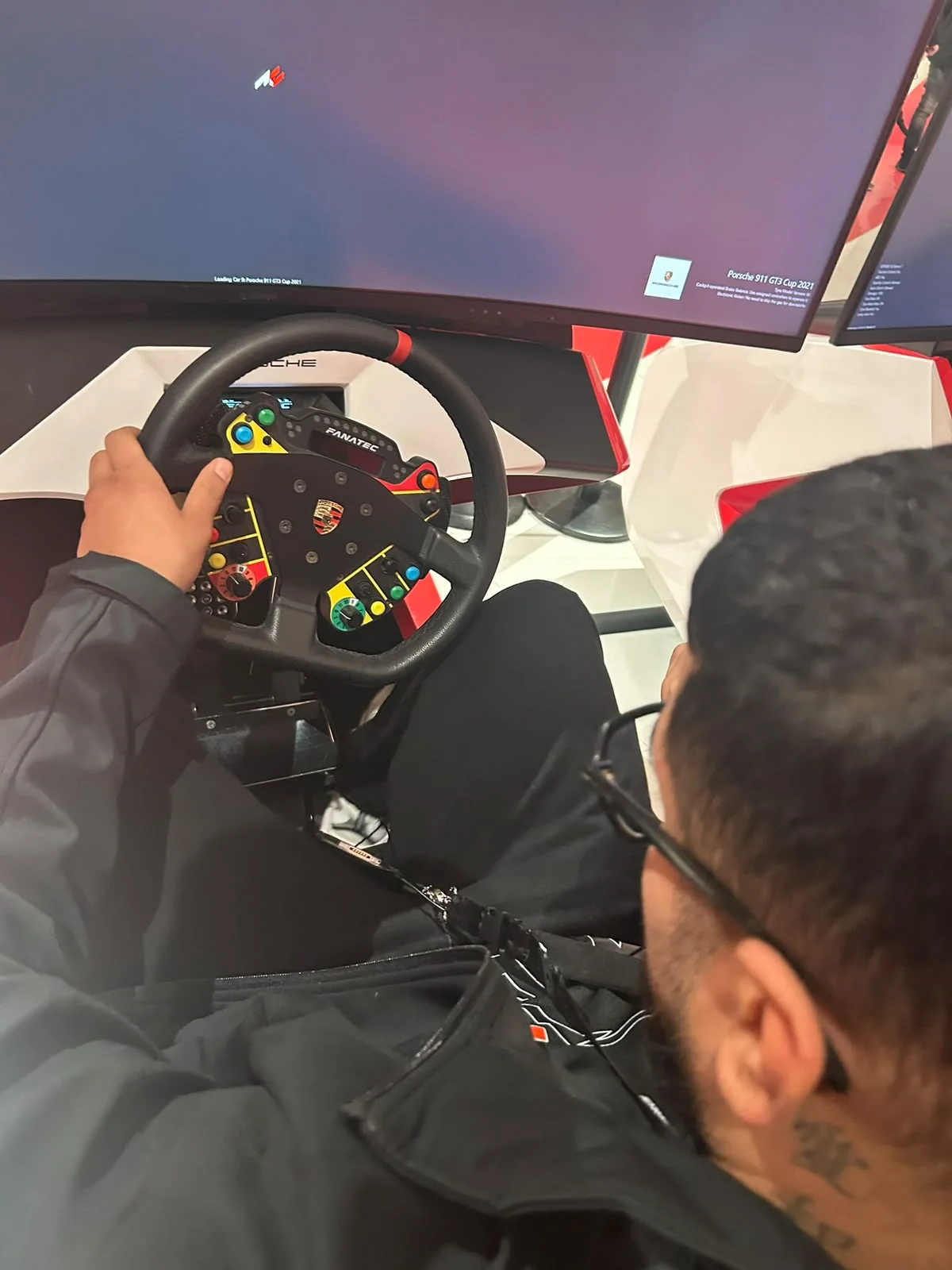 Teilnehmer am Rennsimulator im Porsche-Museum