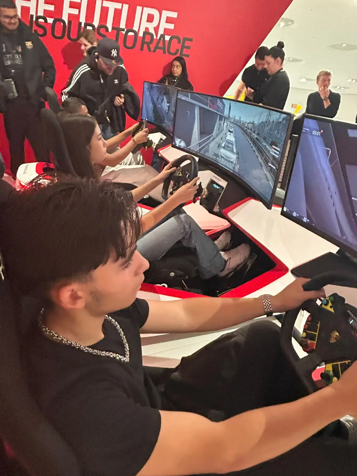 Jugendliche testen gemeinsam die Rennsimulatoren im Porsche-Museum