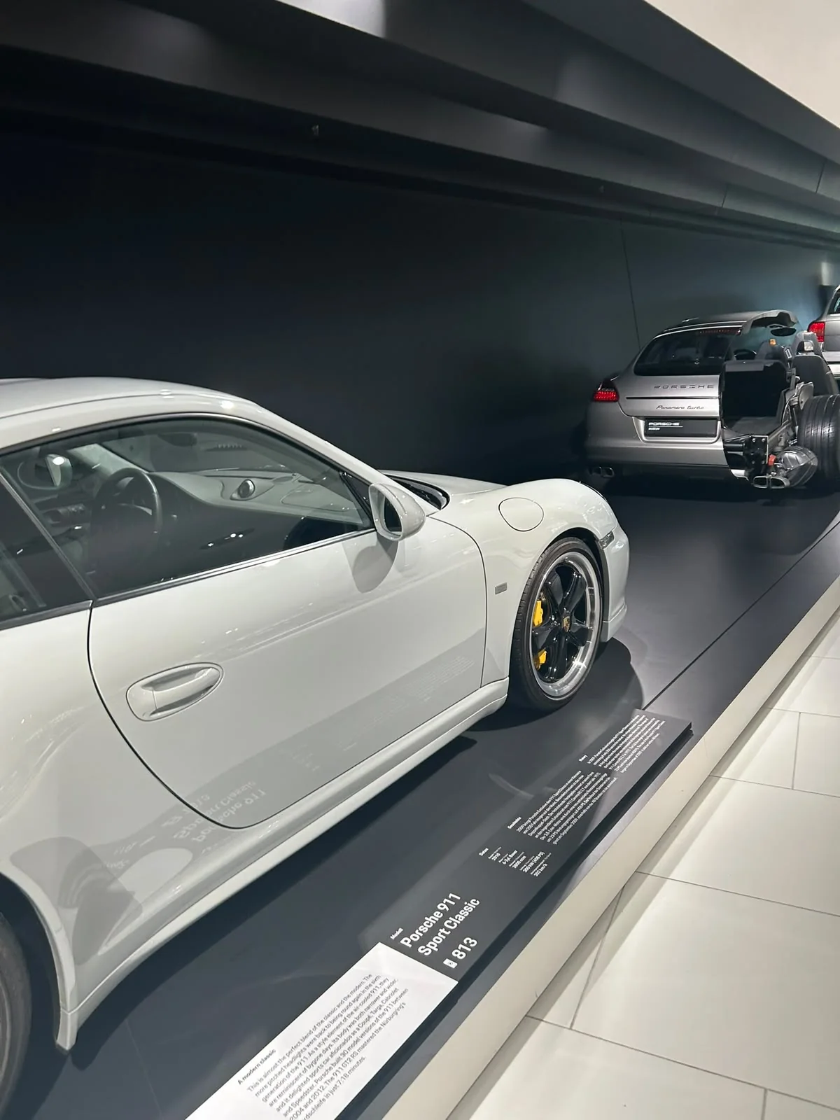 Historische Porsche-Fahrzeuge in der Ausstellung