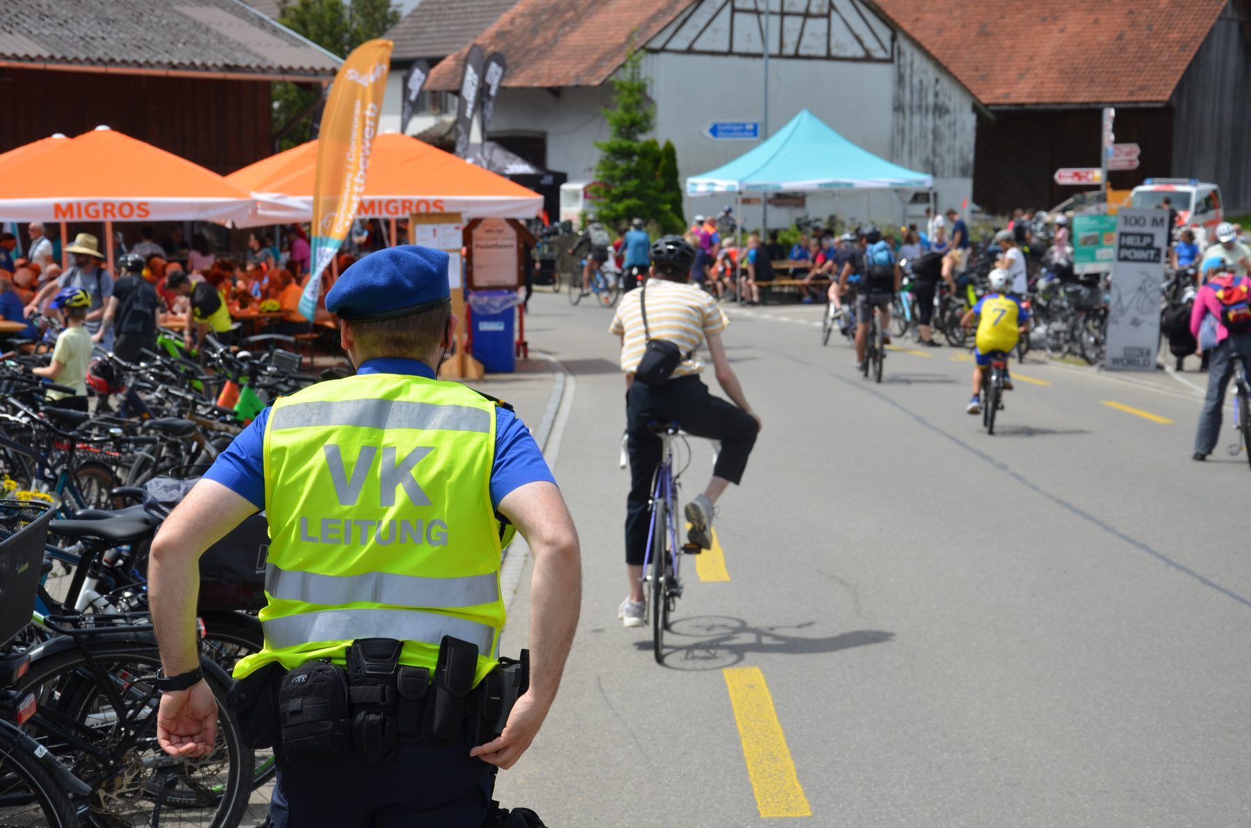 Verkehrskadetten sichern die Strecke am slowUp 2024 – Aufnahme 2