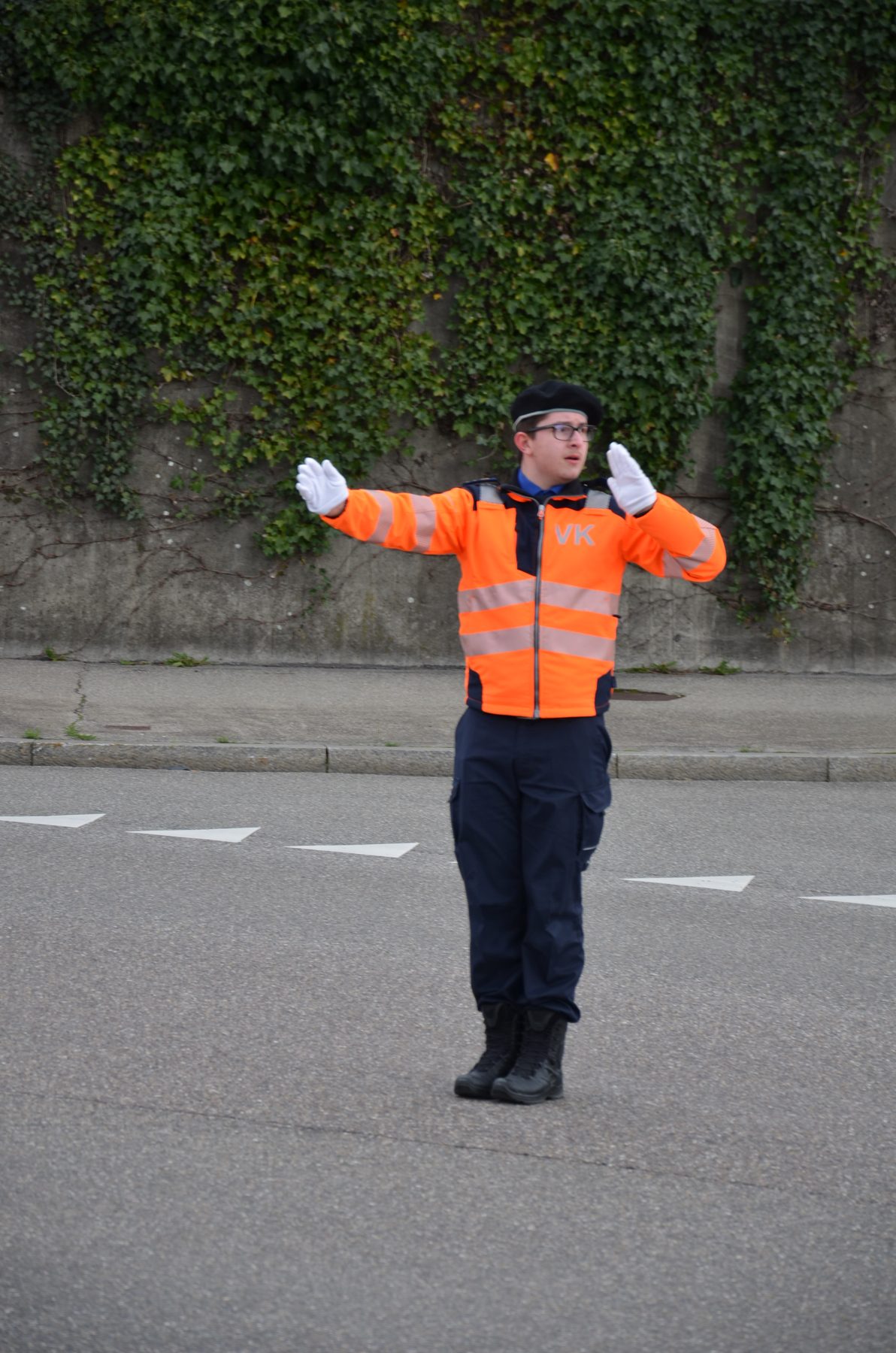 Übung zur Verkehrsregelung beim Wiederholungskurs März 2024 – Aufnahme 4