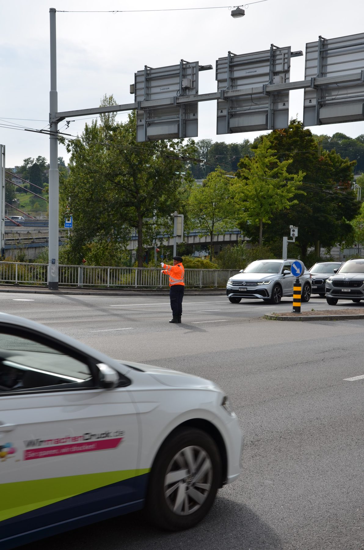 Verkehrskadett regelt beim Wiederholungskurs September 2024 eine Kreuzung