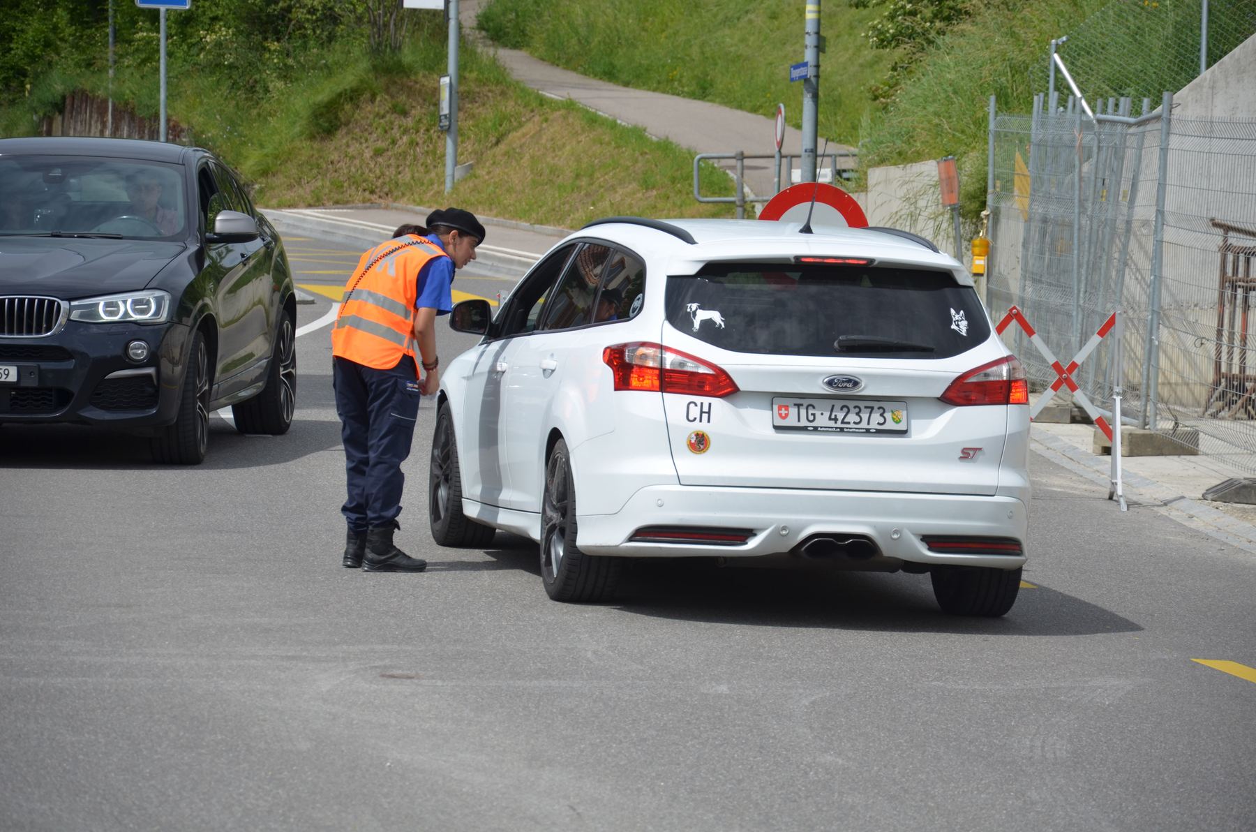 Einweisung eines Fahrzeugs bei einer Sperre