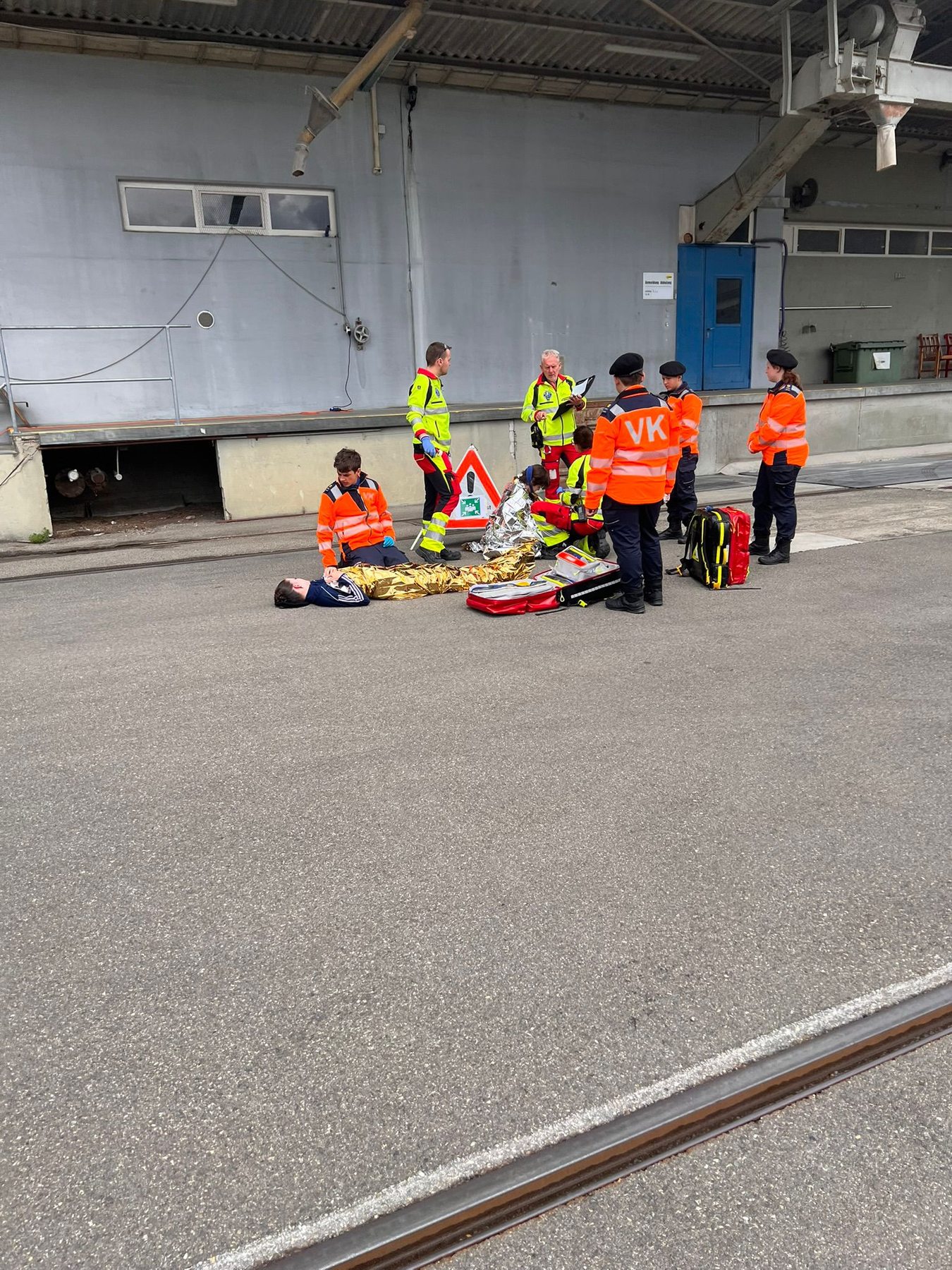 Abgesicherter Übungsbereich mit Verkehrskadetten und Rettungsdienst