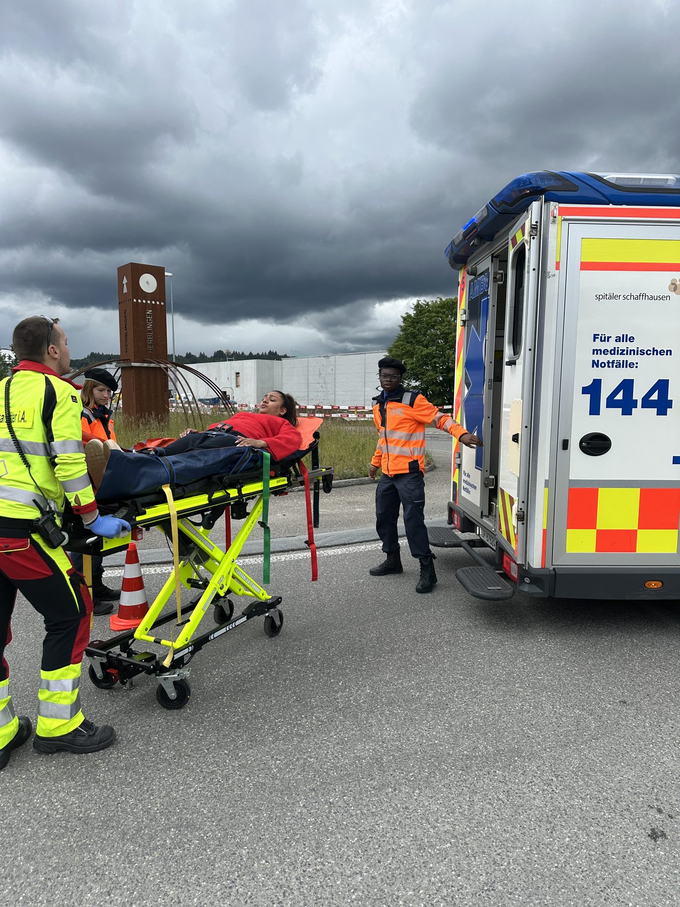 Patientenübergabe an die Ambulanz während einer Unfallübung