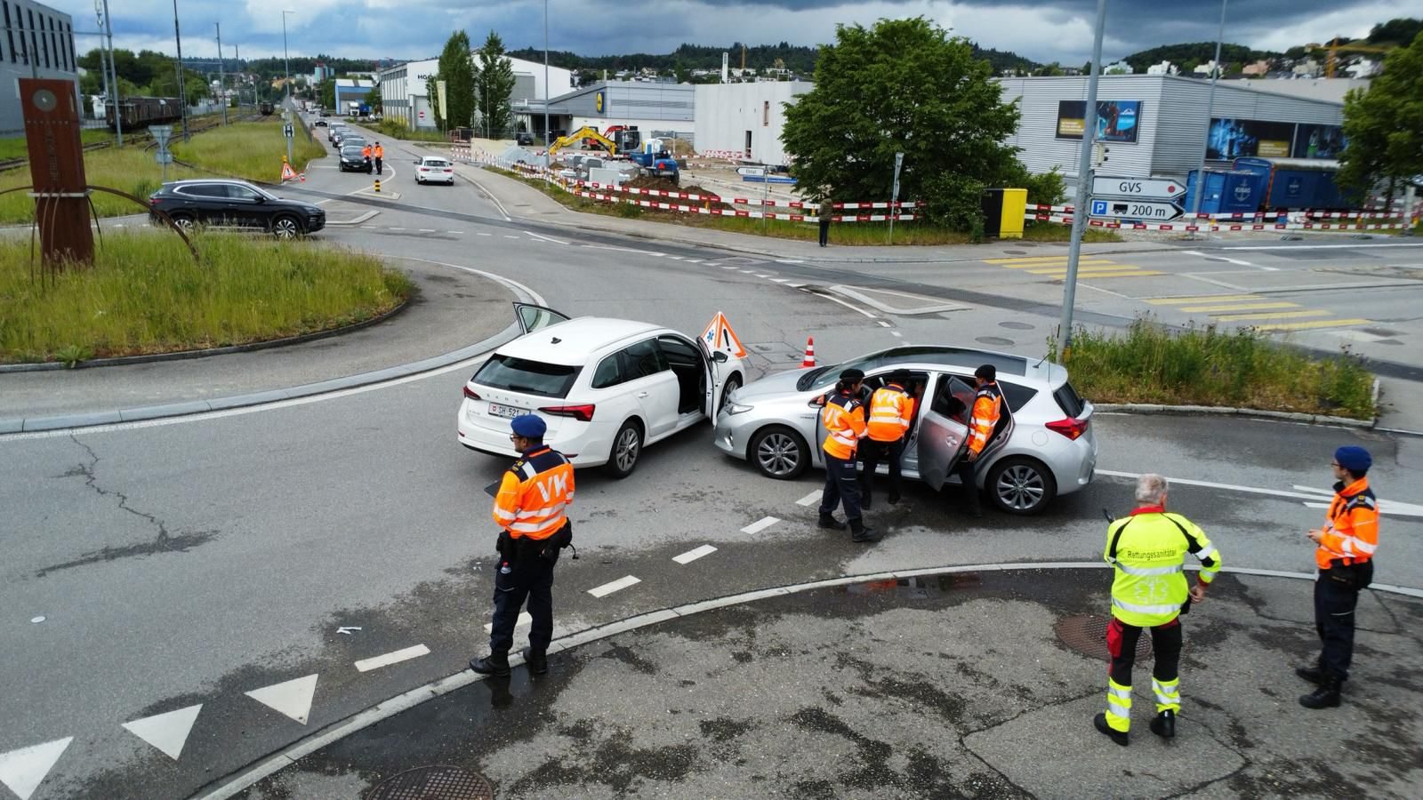 Verkehrskadetten sichern während einer Unfallübung eine Kreuzung
