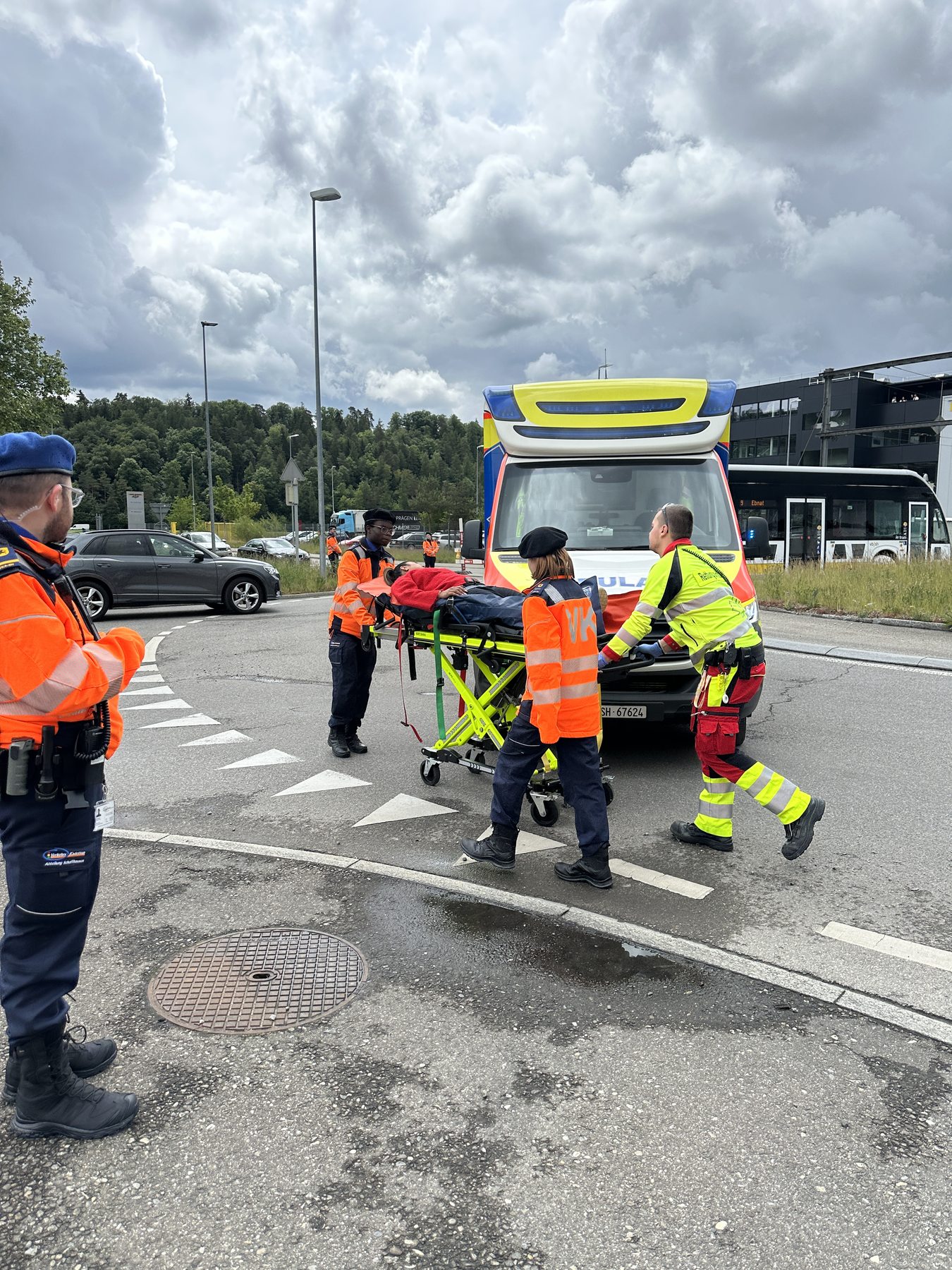 Verkehrskadetten begleiten einen Patiententransport bei einer Übung