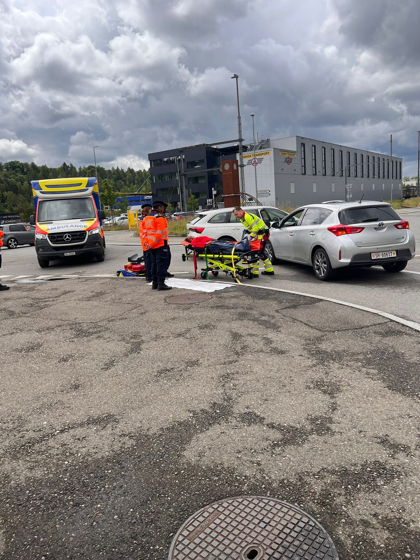 Rettungsdienst und Verkehrskadetten bei der Patientenversorgung während der Übung