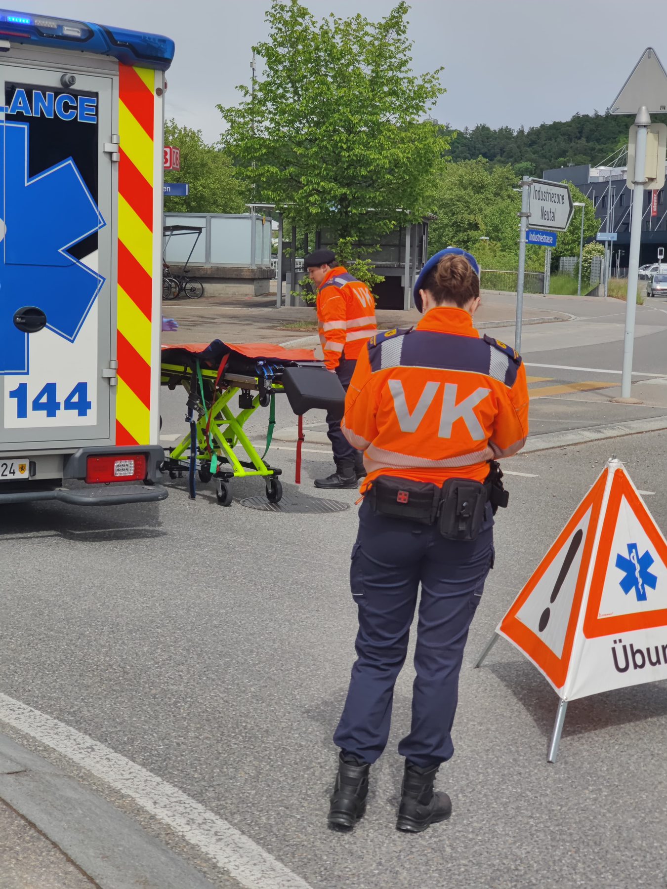 Verkehrskadettin begleitet die vorbereitete Patientenübergabe