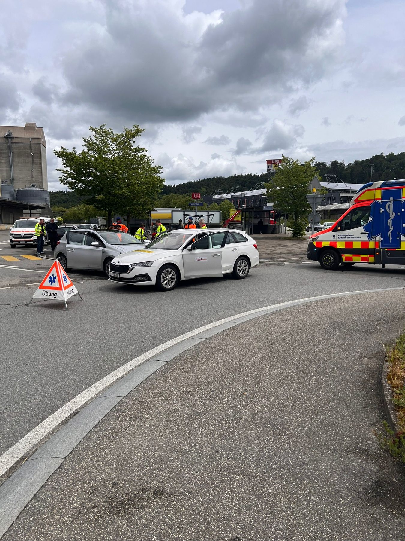 Simulierte Unfallstelle mit Ambulanz und Verkehrssicherung