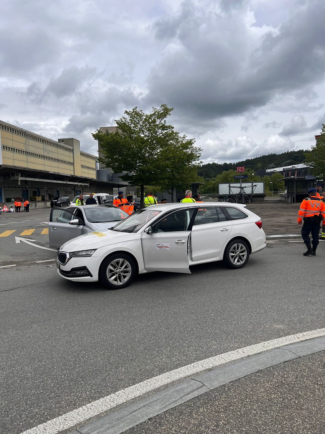 Verkehrskadetten sichern die simulierte Unfallstelle im Strassenraum