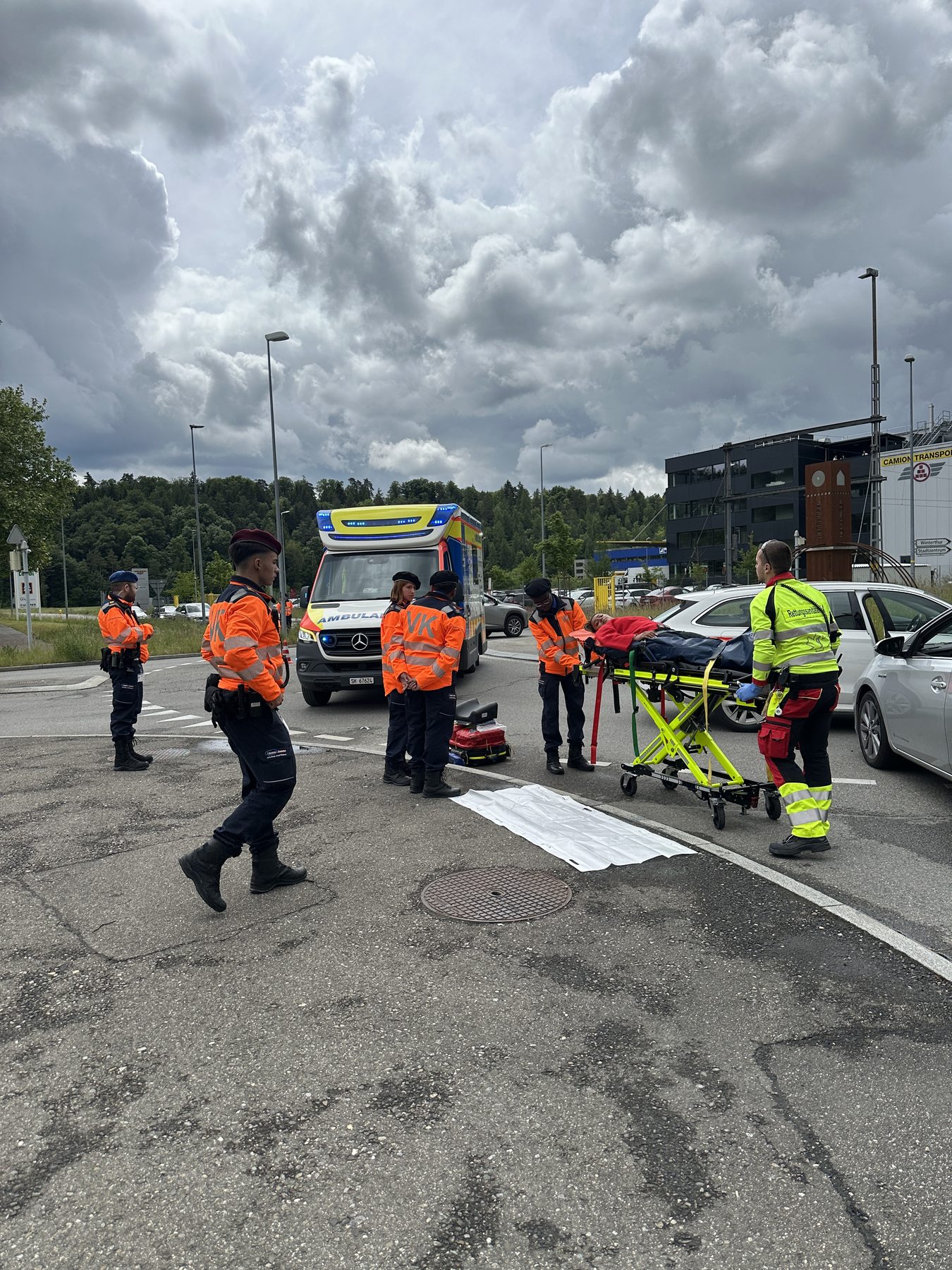 Verkehrskadetten und Rettungsdienst arbeiten bei einer Unfallübung zusammen